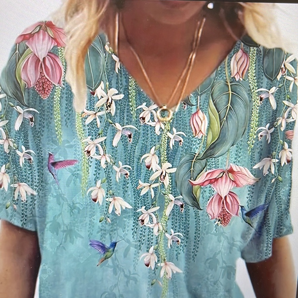 Soft Floral and Humming Birds Designed V-Neck Top with Short Sleeves